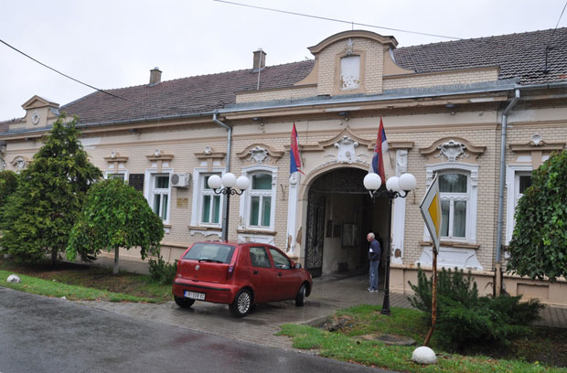 Једни о фабрикама, а други о безакоњу